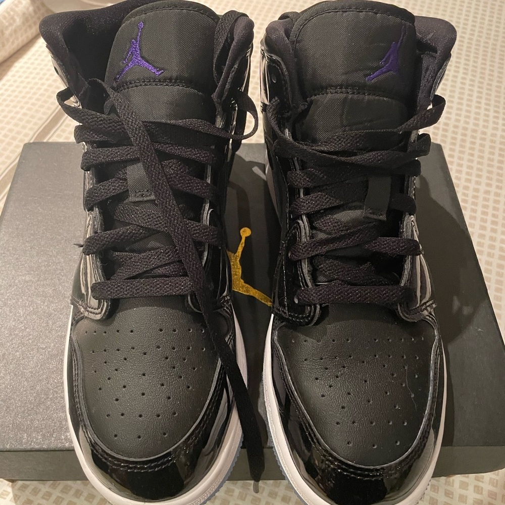 Jordan 1 mid SE Space Jam. Youth size 6. Women’s 7.5